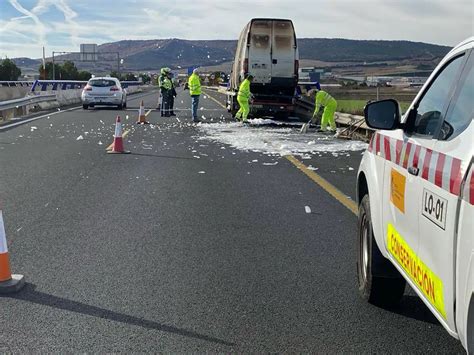 Furgoneta arde en la autovía A 12 cerca de Navarrete causando retrasos