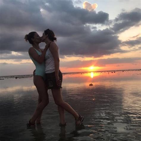 Sandra Barneda Comparte Una Fotograf A De Un Beso Con Nagore Robles