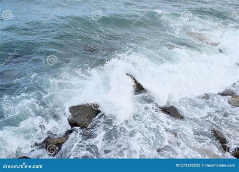 Bela Vista Das Ondas Do Mar Que Caem Rochas Na Costa Foto De Stock