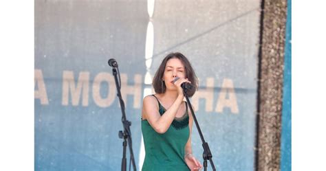 Незрящата Виктория, жертва на домашно насилие, пя на сцената в Монтана ...