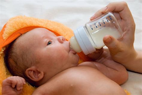 Leches de fórmula para bebés tienen más azúcar que un refresco según