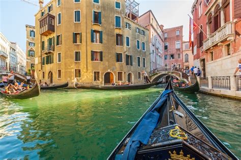 O famoso passeio de gôndola em veneza Foto Premium