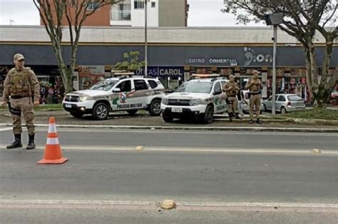 Em Andamento Bandido Invade Loja De Eletr Nicos E Rouba Produtos Na