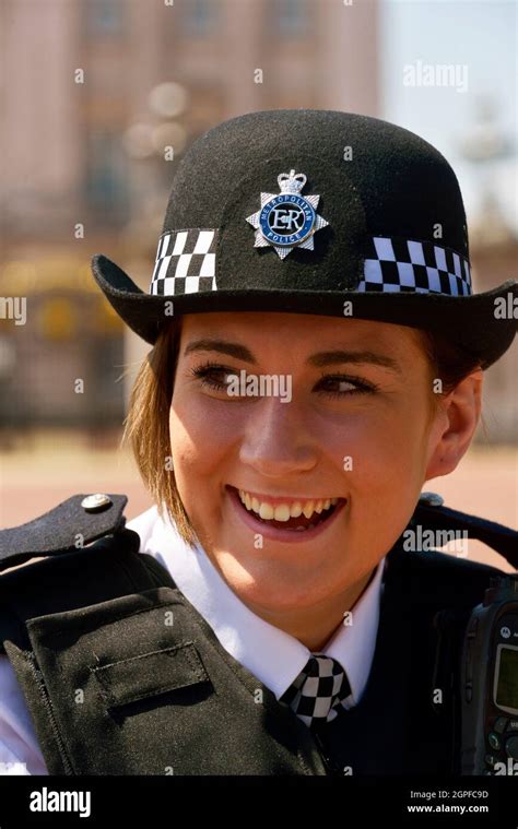 GREAT BRITAIN, LONDON, POLICE WOMAN IN LONDON STREETS Stock Photo - Alamy