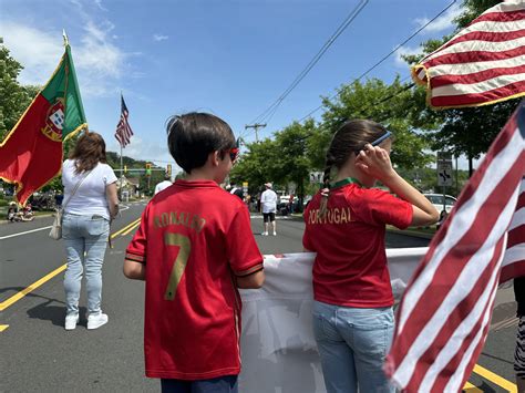 Participa O Da Escola Portuguesa Lu S De Cam Es No Desfile Do Memorial