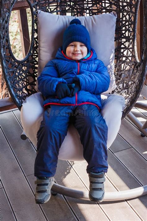 El Muchacho Gay Se Sienta En Una Silla Para Relajarse Imagen De Archivo