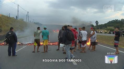 Manifestantes põem fogo em pneus e bloqueiam rodovia dos Tamoios em S