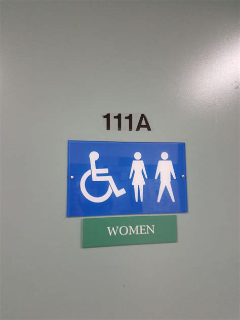 Confusing Bathroom Signs : r/CrappyDesign