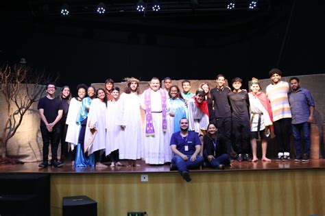 Via Sacra Grupo Jovem realiza apresentação no Colégio Colégio