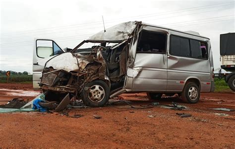 Motorista fica preso às ferragens em acidente carreta em rodovia de