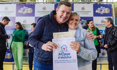 Prefeito Orlando Morando Entrega Escrituras A Moradores Do Parque S O