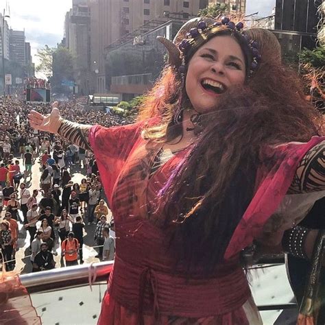 Famosos marcam presença na Parada Gay