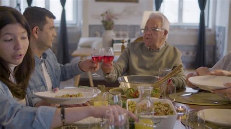 V Deo Premium Familia Feliz Sentada A La Mesa En El Comedor Hablando