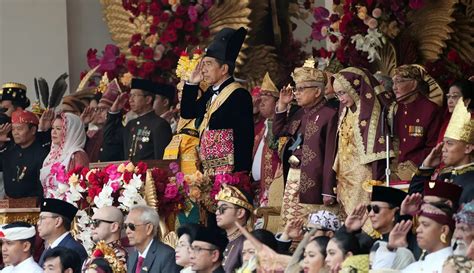 Kenakan Baju Adat Ageman Songkok Singkepan Ageng Presiden Jokowi