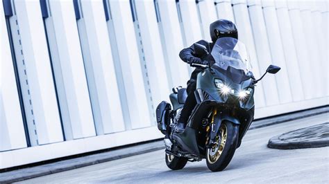 Motorrad Vergleich Yamaha TMAX Tech MAX 2022 Vs Yamaha Tracer 7 2022