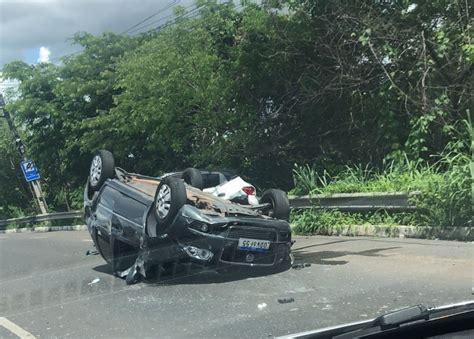 Carro capota após colisão na ponte Wall Ferraz Portal AZ