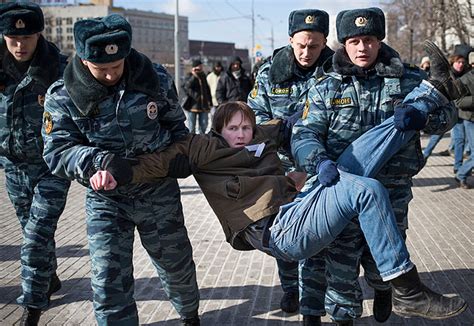 Folha de S Paulo Mundo Defensores do Pussy Riot são presos em manifestação na Rússia