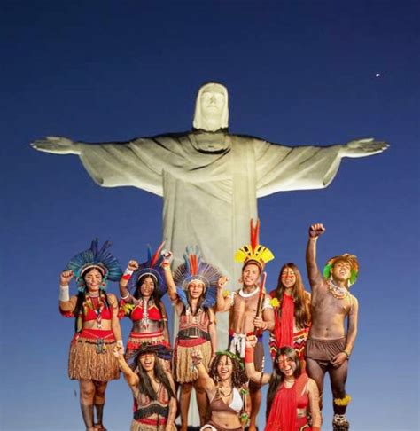 Cristo Redentor recebe iluminação especial homenageando os povos indígenas