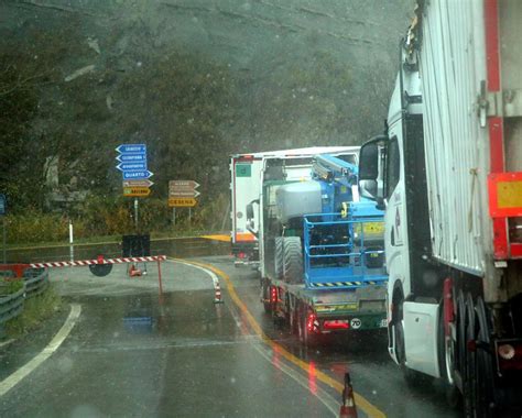 Il Fiume Savio Si Ingrossa Pietre E Detriti Sulle Strade