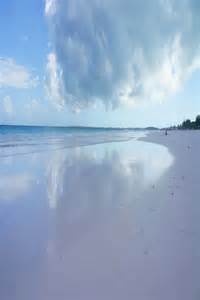 Pink Sands Beach, Harbour Island. | Pink sand beach, Harbour island, Beach