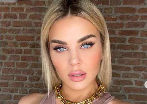 Kejvina Kthella çmend ndjekësit Tregon format bombë me bikini Lifestyle