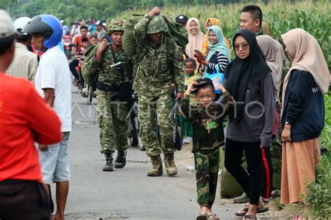 Latihan Terjun Payung Yonif Para Raider 501 Kostrad ANTARA Foto