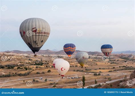 Globo Aerostático Sobrevolando El Paisaje Rocoso De Cappadocia Imagen