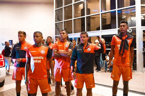 Universitario Banderazo De Hinchas Cremas En Miami Previo Al Partido