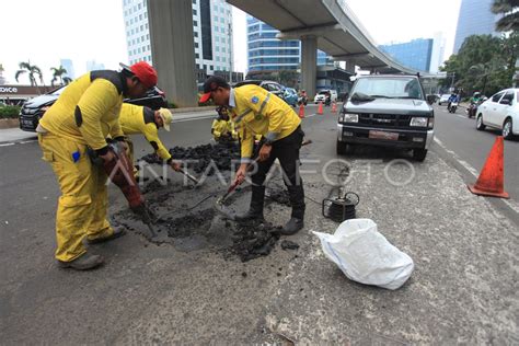 Perbaikan Jalan Di Jakarta Antara Foto