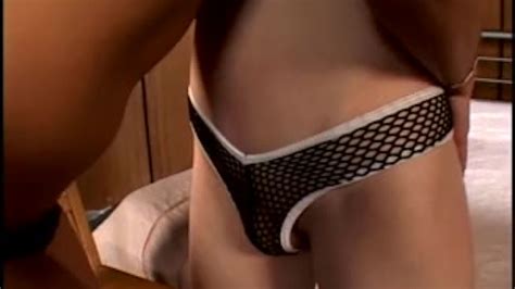 Sexy tranny gets her ass banged by a sexy blonde with a big strapon on the bed Vídeo de sexo