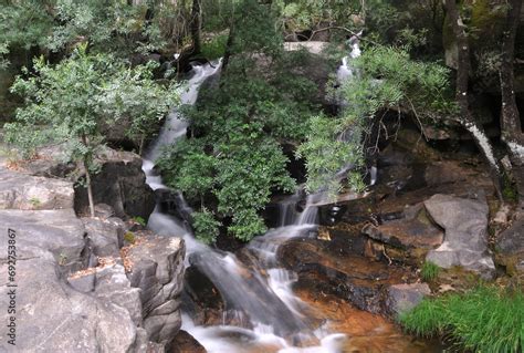 Vale do rio Leça leito do rio por entre as pedras e vegetação queda