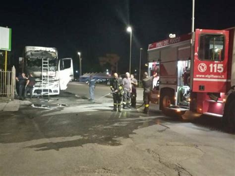 Tir Prende Fuoco Camionista Ustionato Alle Mani Tragedia Sfiorata A