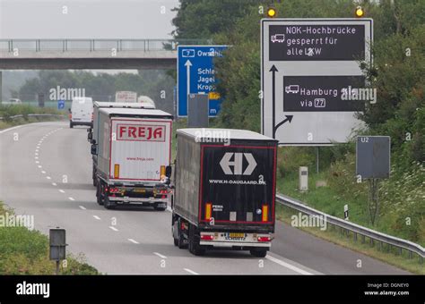 Camions Bloquant La Route Banque De Photographies Et Dimages Haute