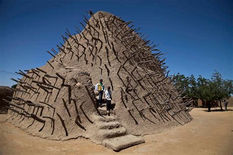 The tomb of Askia in Gao, Mali, was built by Askia Mohamed, the Emperor ...