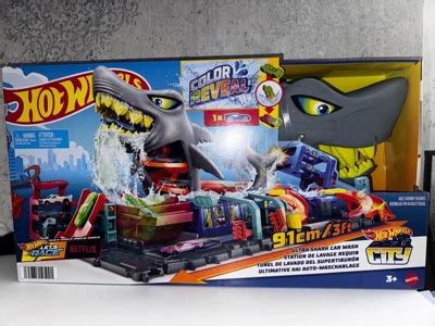 Hot Wheels Ultra Shark Car Wash Playset Plastic Toy Vehicle Set Scale Includes Car