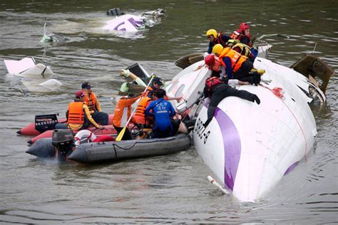 TransAsia Airways Flight Crash 2015 Video Goes Viral Again