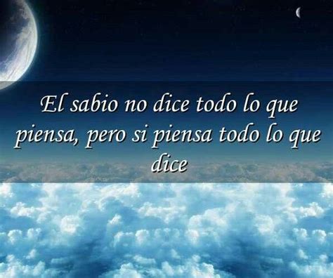 An Image Of The Moon And Clouds In The Sky With Spanish Words Above It