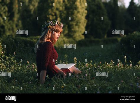 Junge blonde frau im kranz Fotos und Bildmaterial in hoher Auflösung Alamy
