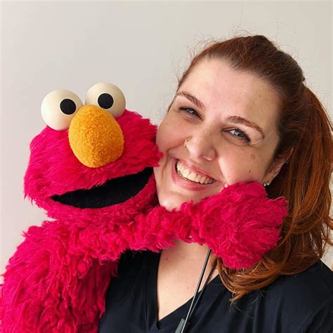 Conheça A História Da Atriz Que Faz O Elmo Da Vila Sésamo