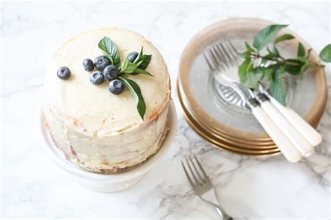 10 Tricks To A Naked Cake She Holds Dearly