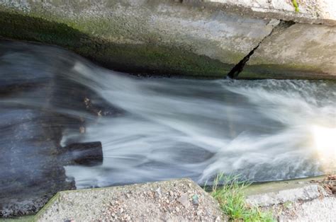 Canal Donde El Agua Se Vierte Durante Las Fuertes Lluvias Foto Premium