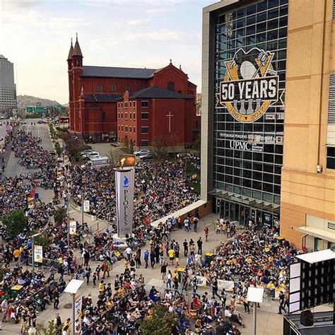 It's a big screen night in #Pittsburgh! @penguins return home to ...