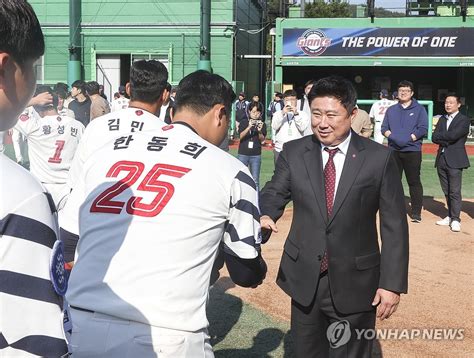 롯데 한동희와 인사하는 김태형 신임 감독 연합뉴스