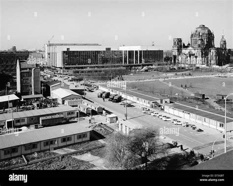 Palast Der Republik Ost Berlin Ddr Fotos Und Bildmaterial In Hoher