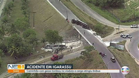 Vídeo Caminhão tomba na BR 101 e carga de gesso cai de cima do viaduto