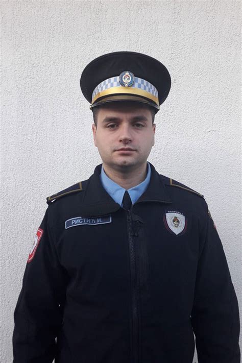 Policajci Iz Gradi Ke Spasili Enu Od Utapanja