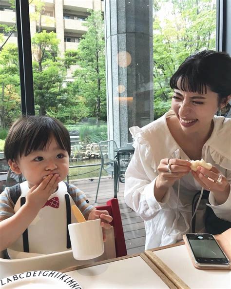 山﨑さおりさんのインスタグラム写真 山﨑さおりinstagram 「大好きな親子とのお出掛け👶🏻👧🏻👩🏻 自然な写真ってあんまりないから