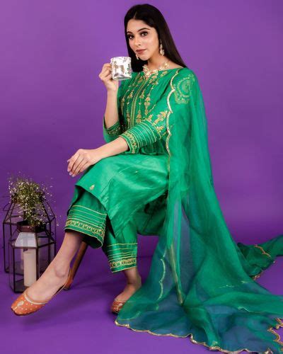 Green Hand Embroidered Scalloped Organza Dupatta By Label Priya