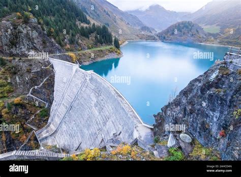 Dep Sito De Agua En La Represa Del Lago Y A Los Alpes Franceses Para