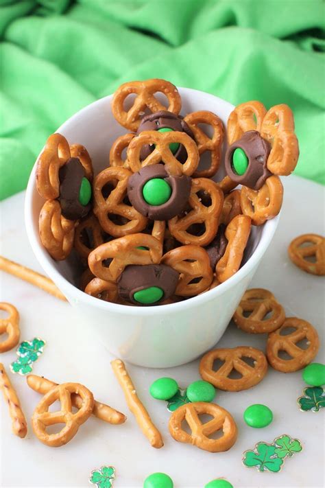 Shamrock Pretzel Pops Easy St Patricks Day Treats Kitchen Frau